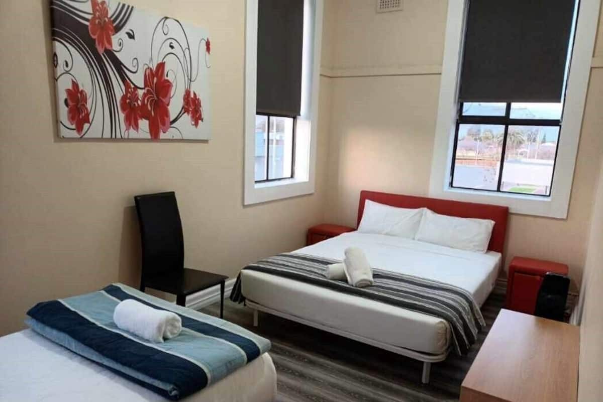 Economy Triple Room, Non Smoking, Shared Bathroom | Seterika/papan seterika, cadar katil