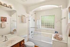 Bathtub, hair dryer, towels, shampoo - Amazing Views! Great Location! - Sun Up Ranch - S0 (Sedona)