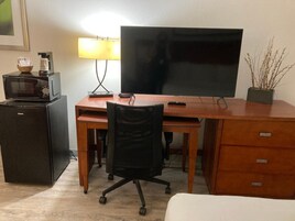 Escritorio y espacio para trabajar con laptop 