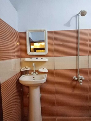 Family Room | Bathroom | Slippers, towels - Pearl Inn Gulshan (Karachi)