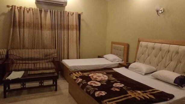 Family Room | 10 bedrooms, blackout drapes, soundproofing - Pearl Inn Gulshan (Karachi)