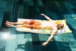 室外游泳池，日光浴躺椅