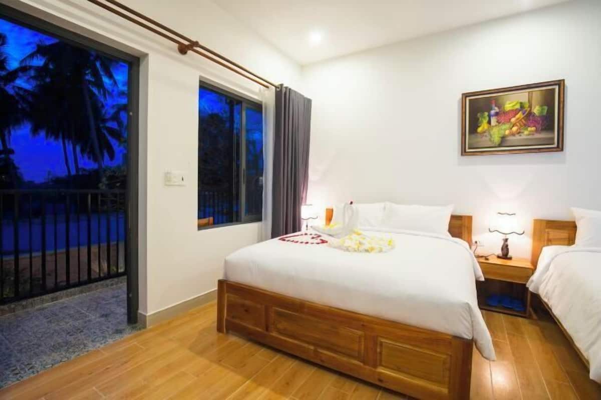 Minibar, desk, blackout curtains, soundproofing