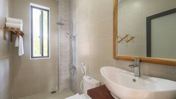 Shower, rainfall showerhead, free toiletries, hair dryer