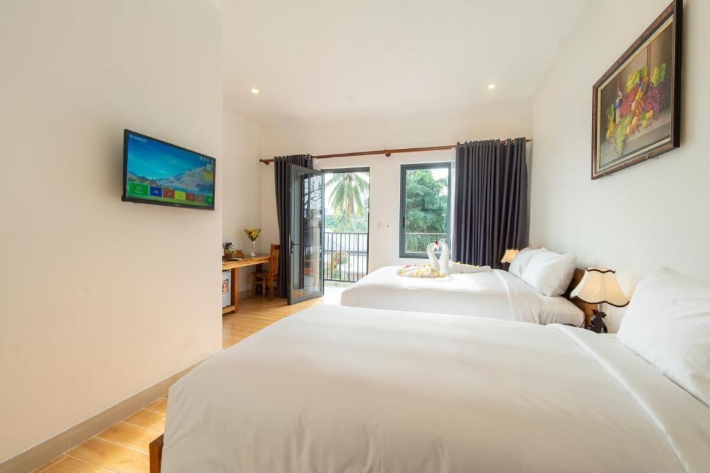 Familiekamer | Een minibar, een bureau, verduisterende gordijnen, geluiddichte muren