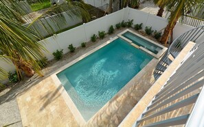 Unclassified image, 5 of 44, button