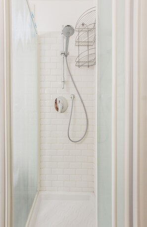 Douche, sèche-cheveux, bidet, serviettes fournies