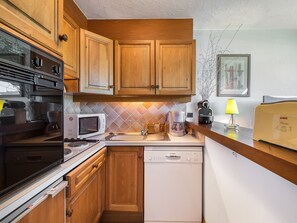 Kjøleskap, mikrobølgeovn, ovn og oppvaskmaskin