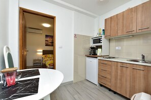 Réfrigérateur, four à micro-ondes, un four, surface de cuisson