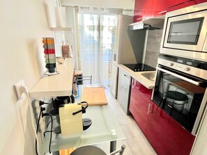 冷蔵庫、電子レンジ、オーブン、食器洗い機