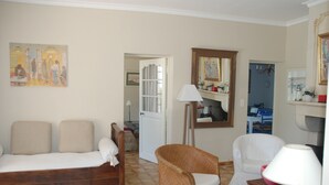 A living room with a sofa, two armchairs, a lamp, and a painting on the wall. - Provence ideally located in the middle of vineyards, single storey villa 8 pers. (Gigondas)