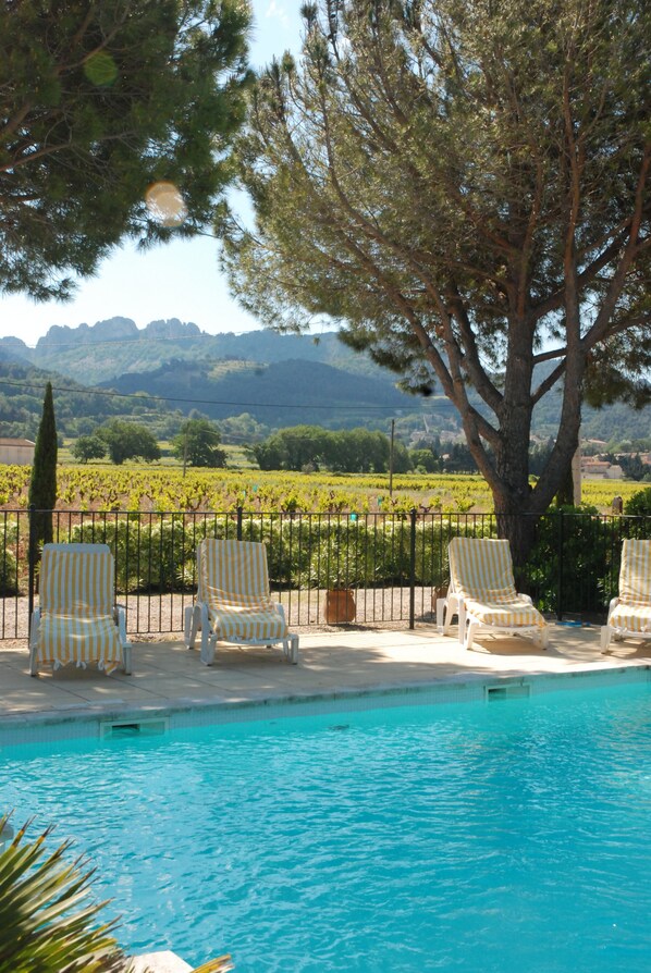 Pool - Provence ideally located in the middle of vineyards, single storey villa 8 pers. (Gigondas)