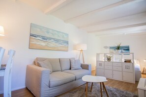 Una televisión, un reproductor estéreo