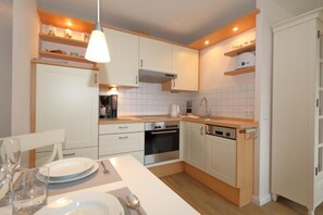 Fridge, coffee/tea maker, toaster, cookware/dishes/utensils - The 2-room apartment ``Ankerplatz`` in the house Sola Bona is located on the 1st floor in a central location on Friedrichstraße in Westerland. The beach and pedestrian areas are only a few meters away. The apartment is for 2 people on around... (Westerland)