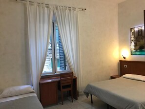 三人房 | 書桌、Wi-Fi (收費)、床單