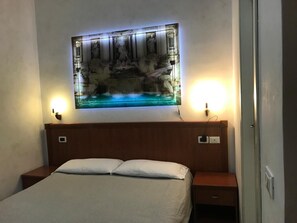 三人房 | 書桌、Wi-Fi (收費)、床單