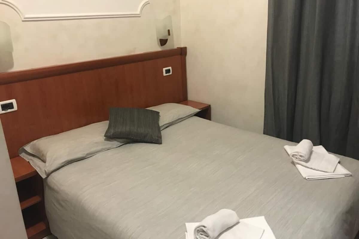 Escritorio, wifi, ropa de cama