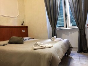 雙人房 | 書桌、Wi-Fi (收費)、床單