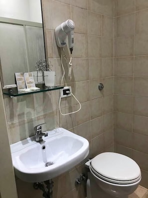Shower, hair dryer, towels - Les Artes (Rome)