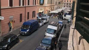 A street view with parked vehicles and buildings. - Les Artes (Rome)