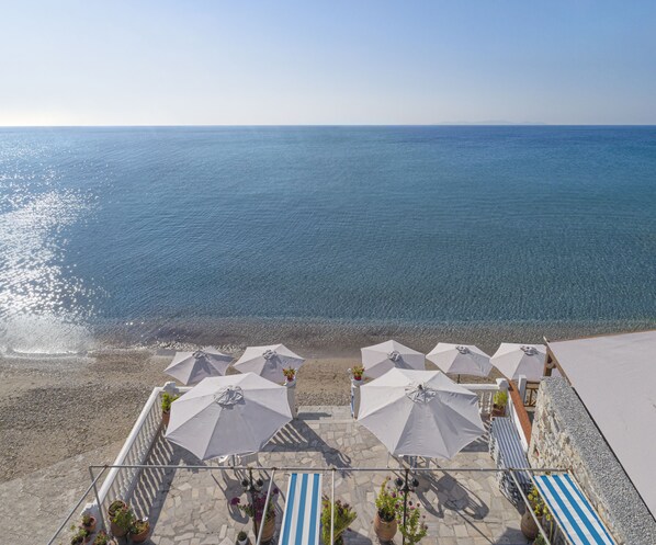 Privat strand og solsenger