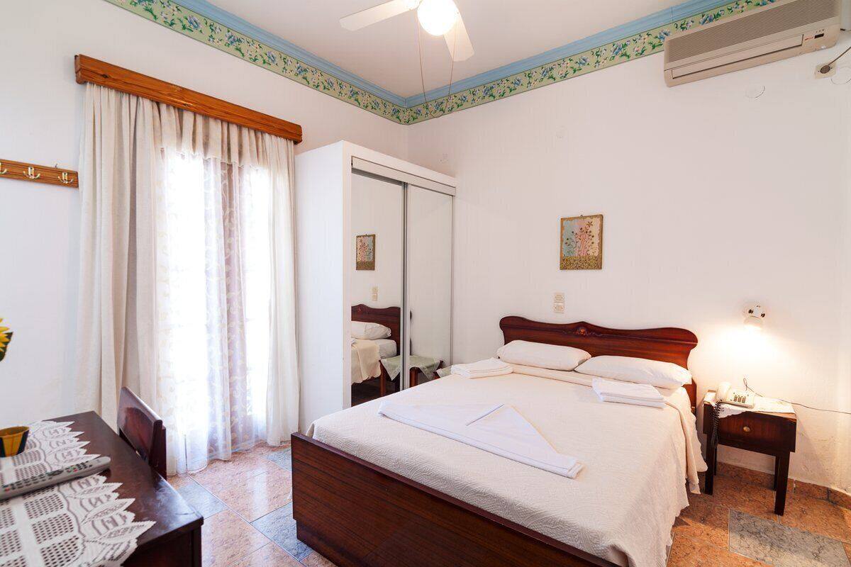 WiFi (free), bed sheets