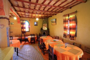 Se sirven desayunos, almuerzos, cenas y cocina local 