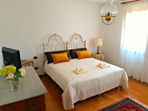 4 bedrooms, premium bedding, down duvets, free WiFi