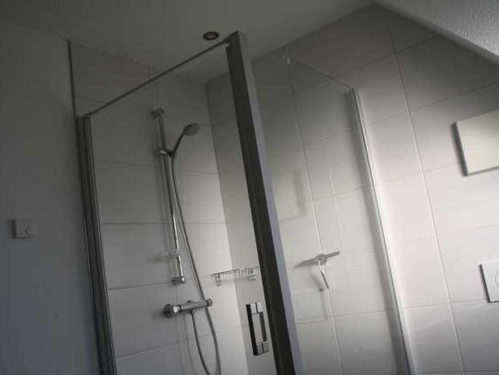 Douche, articles de toilette (gratuits), serviettes fournies, savon