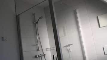 Douche, articles de toilette gratuits, serviettes fournies, savon