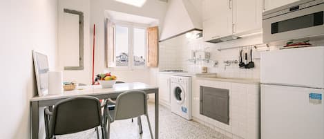 Kühlschrank, Mikrowelle, Herdplatte, Wasserkocher mit Kaffee-/Teezubehör