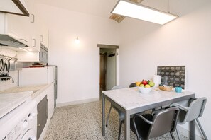 Fridge, microwave, stovetop, coffee/tea maker - Proconsolo at Duomo, elevator, A/C, washing machine, Palazzo Vecchio (Firenze)