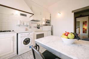 Fridge, microwave, stovetop, coffee/tea maker - Proconsolo at Duomo, elevator, A/C, washing machine, Palazzo Vecchio (Firenze)