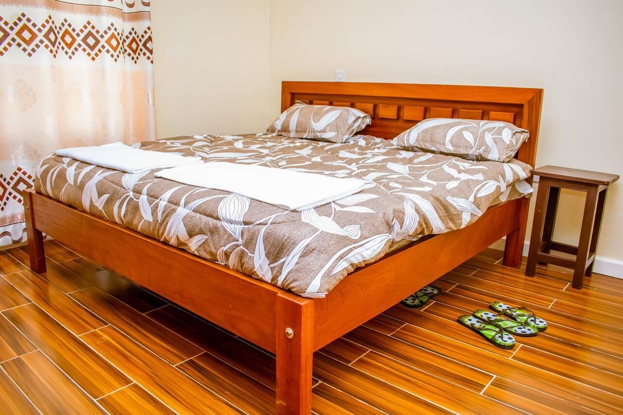 مكتب وستائر تعتيم وواي فاي مجانًا وملاءات أسرّة