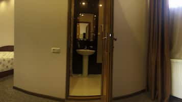 Habitación estándar con 1 cama matrimonial o 2 individuales | Escritorio, insonorización y wifi gratis