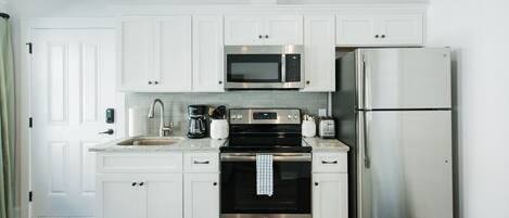 ثلاجة، ميكروويف، فرن، موقد طهي مسطح