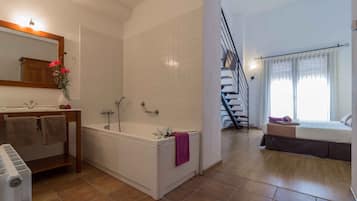 Douche, baignoire à jets, sèche-cheveux, shampoing