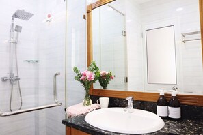 Dusche, kostenlose Toilettenartikel, Haartrockner, Bademäntel
