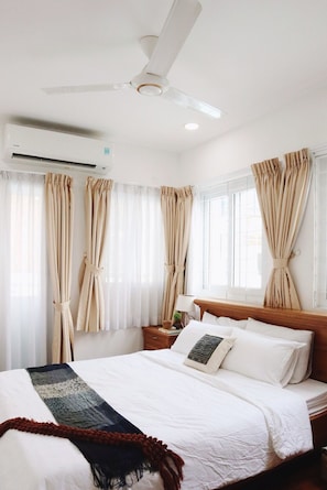 Minibar, laptop workspace, blackout curtains, soundproofing - Tiny Apartment Saigon Centre (Ho Chi Minh City)