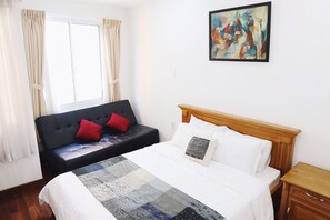 Minibar, espacio para trabajar con laptop y cortinas blackout