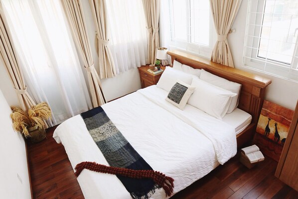 Minibar, espacio para trabajar con laptop y cortinas blackout