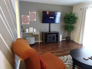 TV, fireplace - Quite Townhome in central Raleigh (Raleigh)