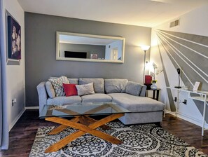 TV, fireplace - Quite Townhome in central Raleigh (Raleigh)