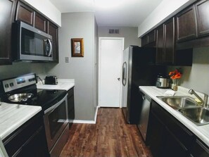 Fridge, microwave, oven, stovetop - Quite Townhome in central Raleigh (Raleigh)