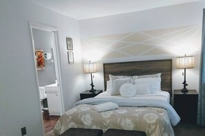 2 bedrooms, desk, iron/ironing board, free WiFi - Quite Townhome in central Raleigh (Raleigh)