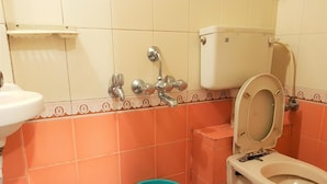 Shower, free toiletries, towels - Hexa ECO (Mumbai)