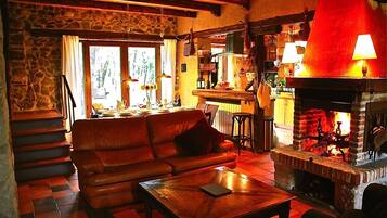 Een open haard, videogames, een dvd-speler en tafelvoetbal