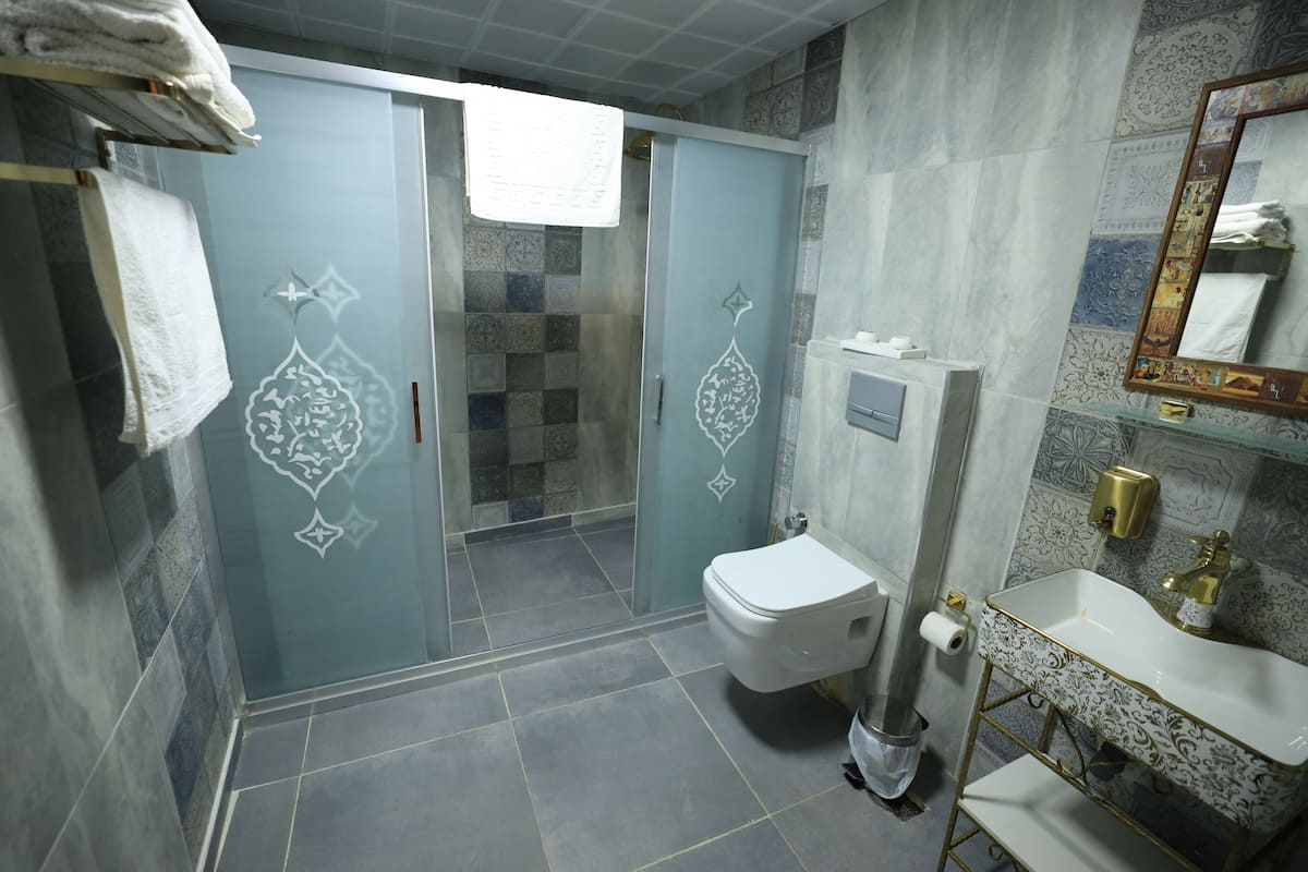 standard triple room | bathroom | shower, hair dryer, slippers, towels