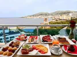 Se ofrece un desayuno bufé (3 EUR por persona)