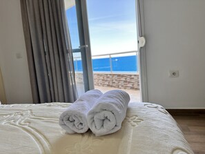 Penthouse Apartment | 特色装修、特色家居、办公桌、笔记本电脑工作区